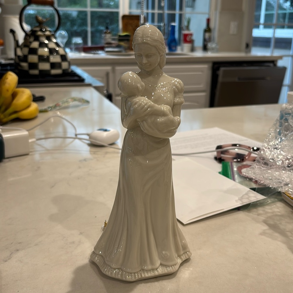 Lenox Vintage 1994 Quiet Time Mother and Baby Figurine.